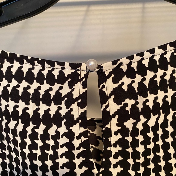 Tess’s Plus Boutique - Talbots 2X Houndstooth Blouse - Picture 4 of 4